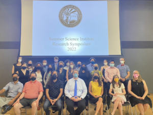 Participants in Mary Washington’s 2022 Summer Science Institute pose for a picture with their professors and peers. Photo credit: UMW’s Summer Science Institute.