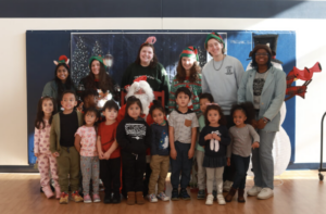 Back row, from left to right, UMW students Khushi Constance, Jillian Vargas, Sarah Hybl, Ainsley Lord and Knox McKinley, along with Mary Wash alumna Tamara Garrett ’23, pose with a group of children from Fredericksburg City Public Schools Preschool Program. Photo by Karen Pearlman.