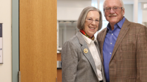 Mary Washington alumna Cathie O’Connor Woteki ’69 and husband Tom in the doorway of classroom.